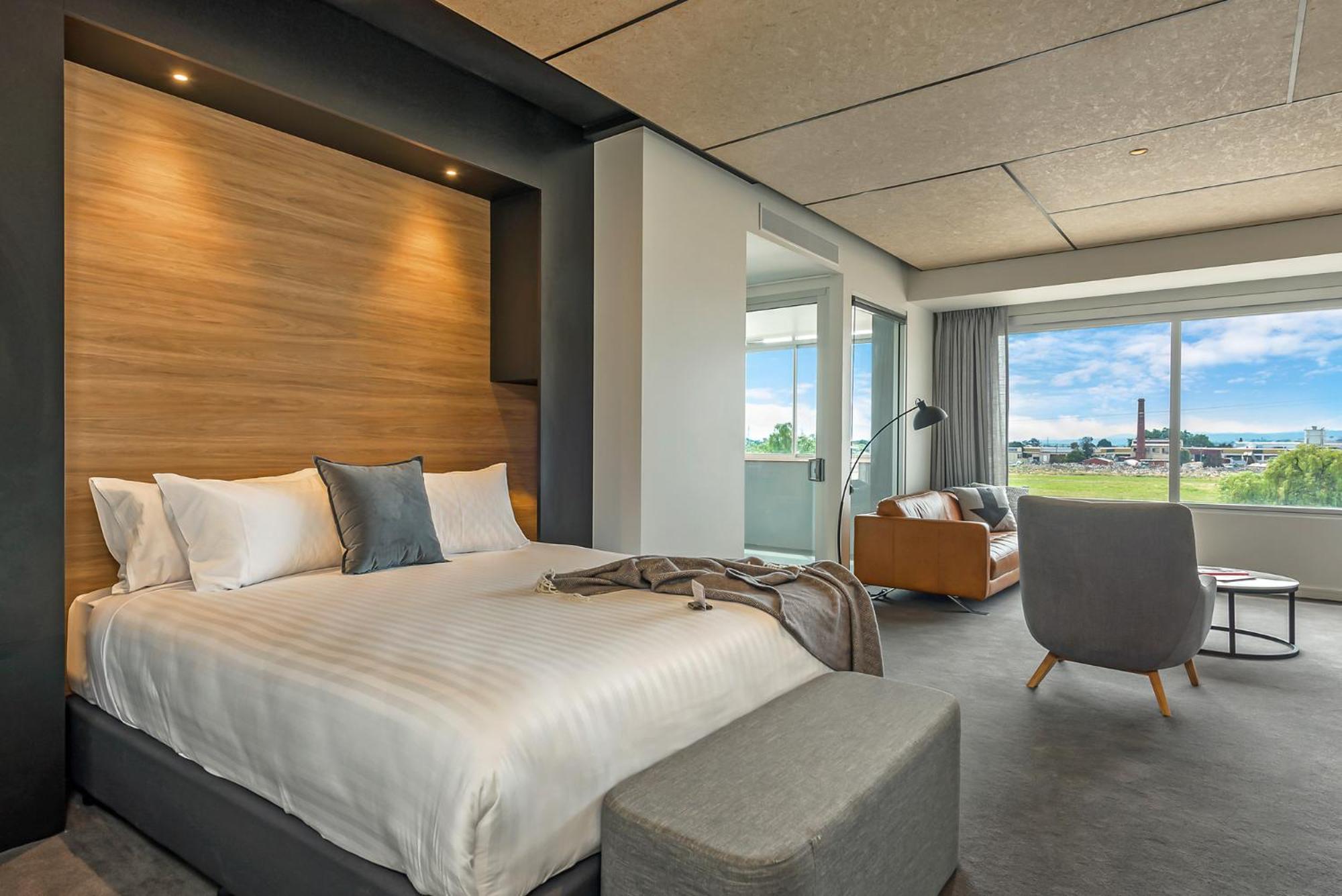 Hotel Peppers Silo Launceston Habitación foto A bedroom at the hotel