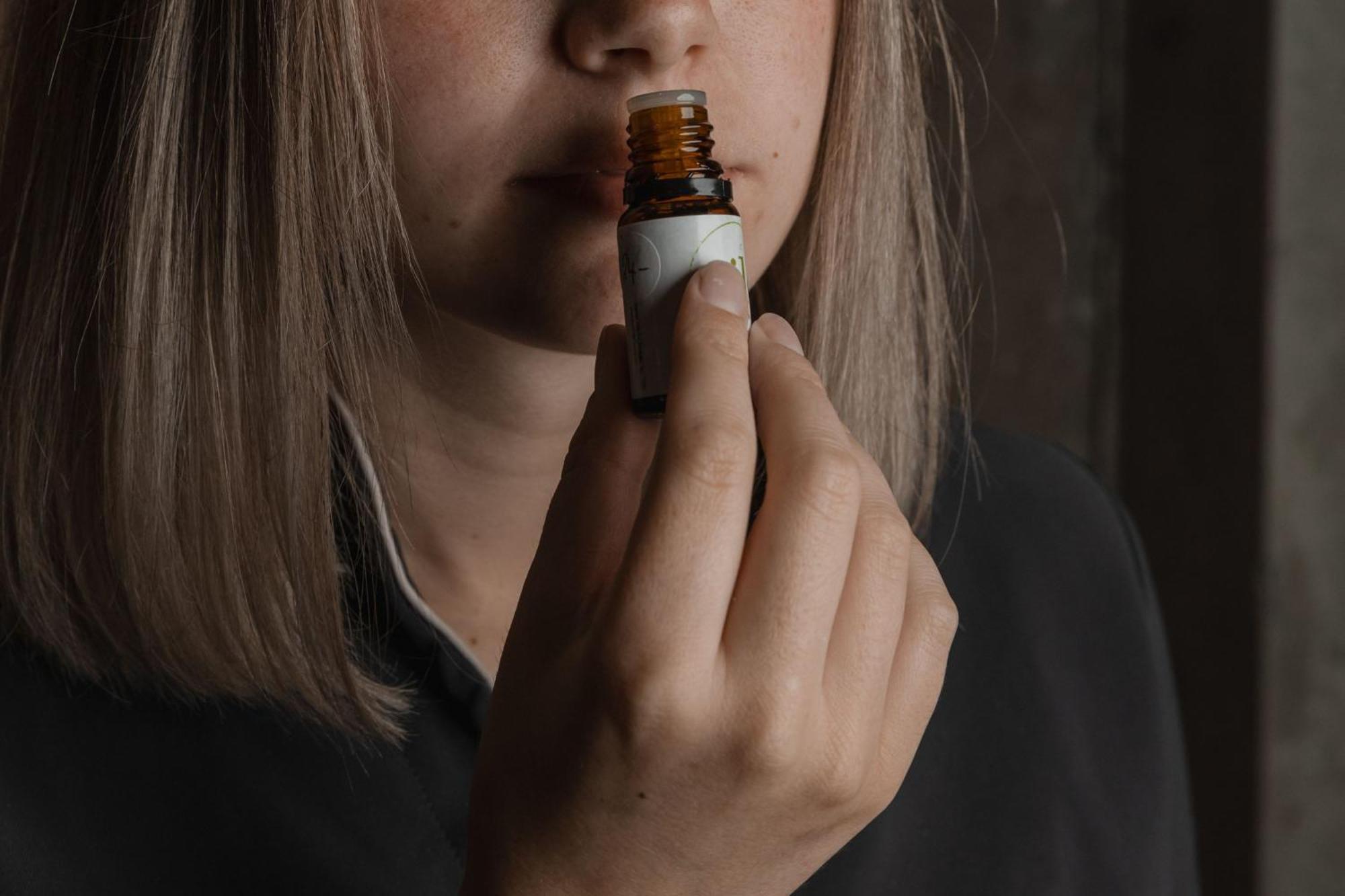 Hotel Peppers Silo Launceston Exterior foto A woman smelling a bottle of essential oil