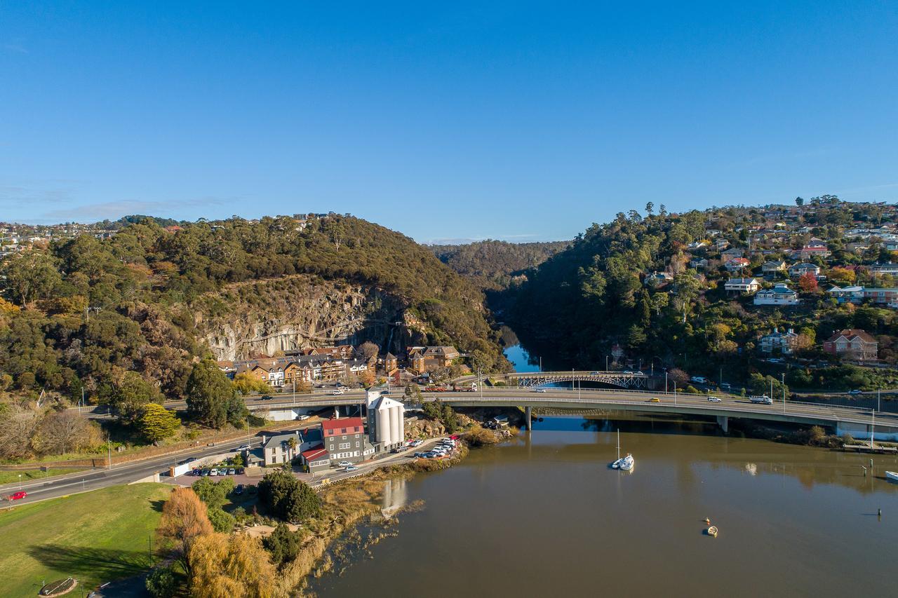 Hotel Peppers Silo Launceston Exterior foto Aerial view of the town