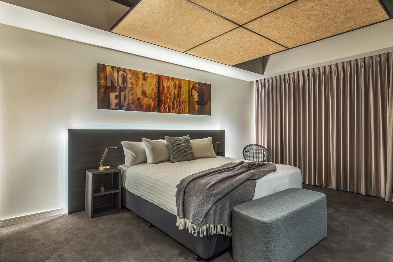 Hotel Peppers Silo Launceston Habitación foto A bedroom with a bed and a stool